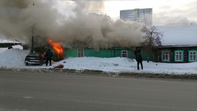 Пожар в доме на ул. Ядринцева / Фото: Вячеслав Кондаков / amic.ru