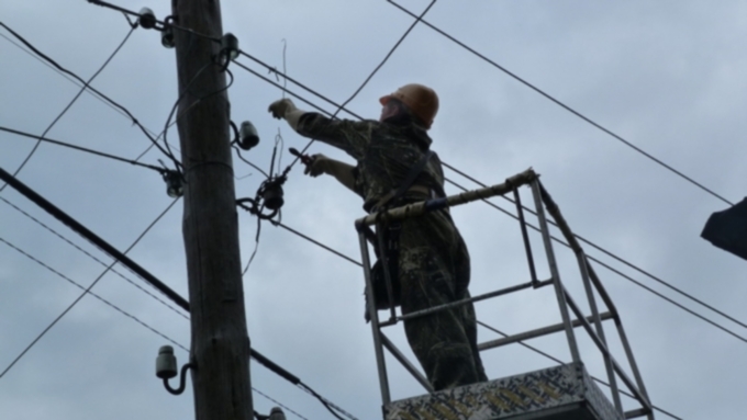 Электрик обрезает провода /Фото: amic.ru