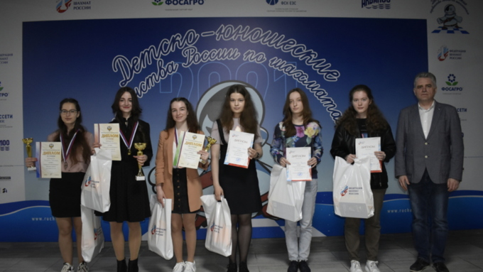 На фото третья слева – Виктория Лоскутова. Фото взято с сайта Федерации шахмат России (www.ruchess.ru)
