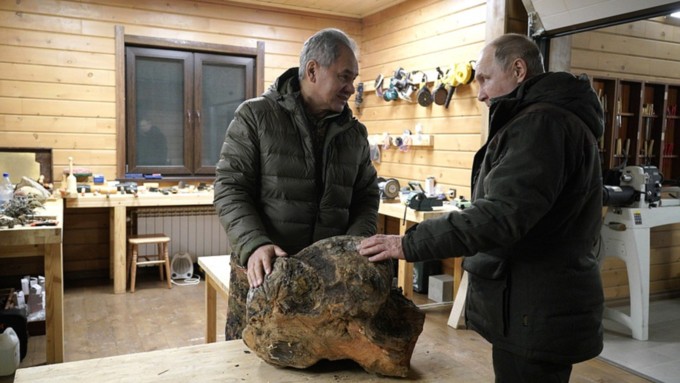 Сергей Шойгу и Владимир Путин в мастерской / Фото: kremlin.ru