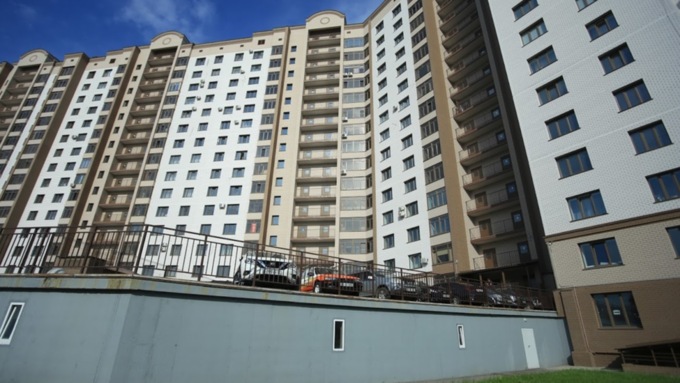 Территория дома на ул. Промышленной, 4 / Фото: Екатерина Смолихина / amic.ru