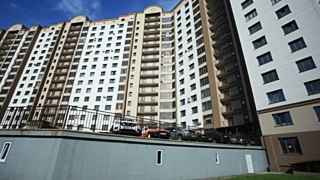 Территория дома на ул. Промышленной, 4 / Фото: Екатерина Смолихина / amic.ru