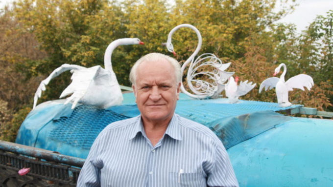 Лебеди и их создатель Валерий Метелица / Фото: из архива amic.ru