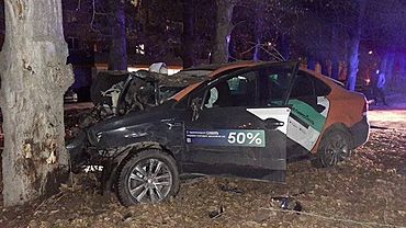 Погибла пассажирка. В Новосибирске 20-летний водитель арендованного авто врезался в дерево