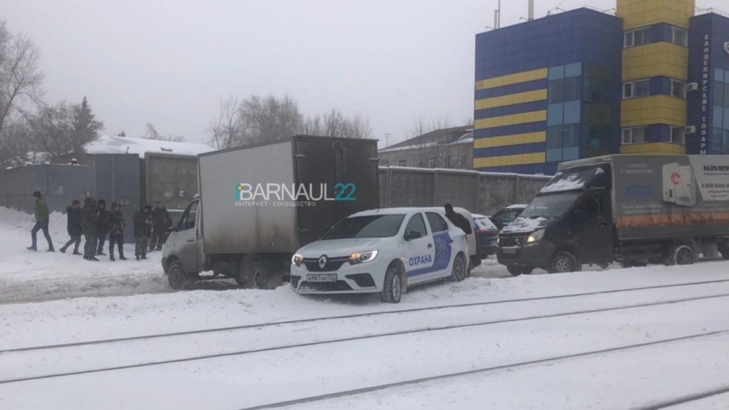 "Снежный замес": ДТП с несколькими авто заблокировало движение в Барнауле