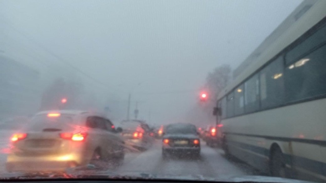 Барнаул встал в огромных пробках из-за сильного снегопада