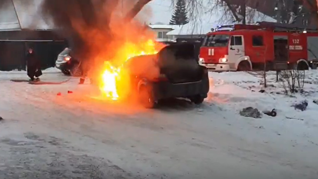 Иномарка сгорела на выезде из двора в Барнауле