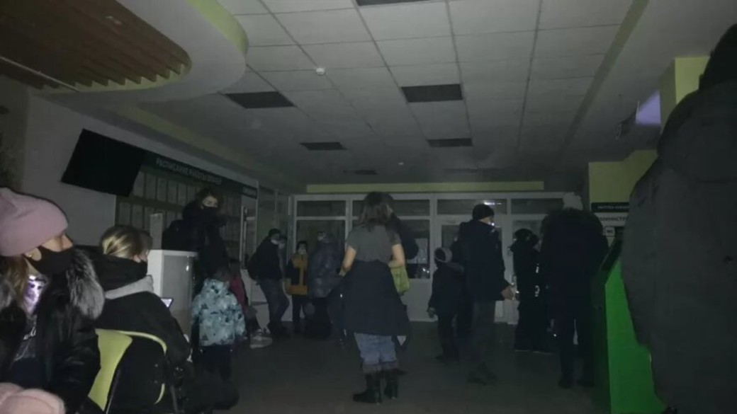 Десятки бийчан не смогли попасть в детскую больницу, где отключили свет