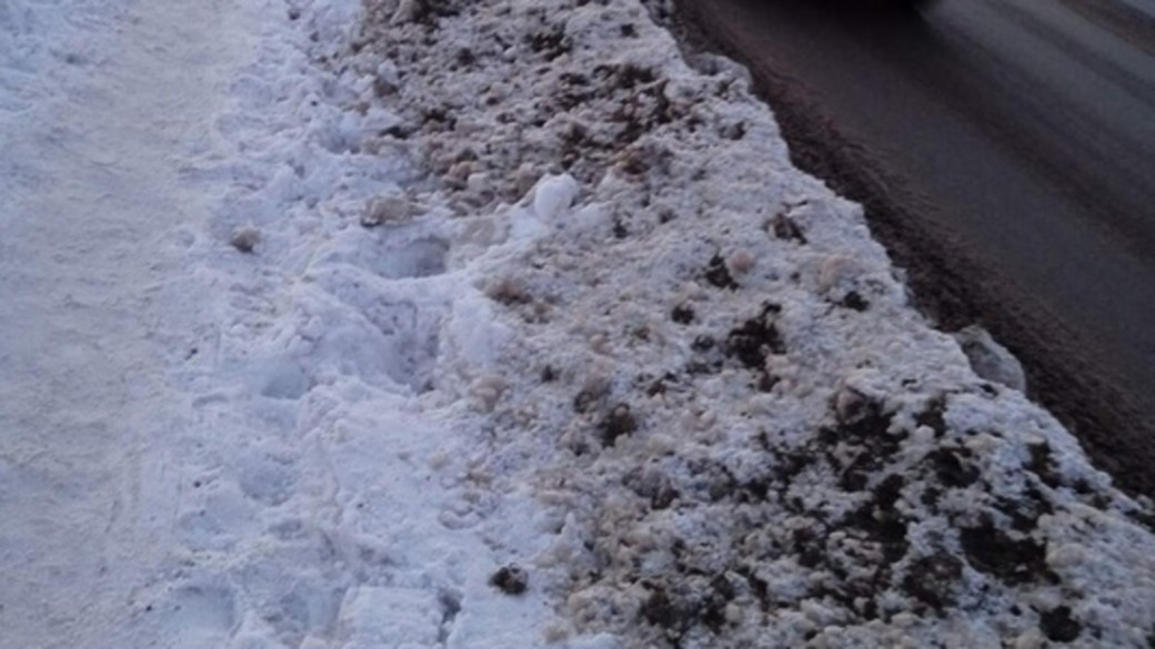 Жители Барнаула пожаловались на тротуар, "пропавший" после уборки снега