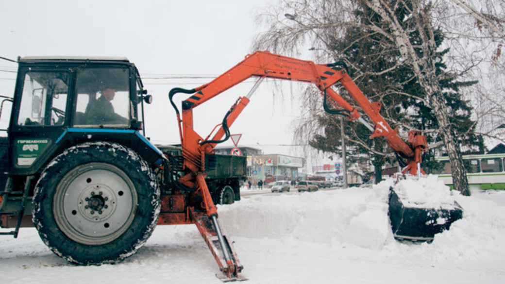 105 снегоуборочных машин будут чистить дороги Барнаула в ночь на 7 декабря