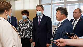 Фото: altairegion22.ru. Слева направо: Юлия Фролова, Виктор Томенко, Пётр Роккель, Вадим Чутчев