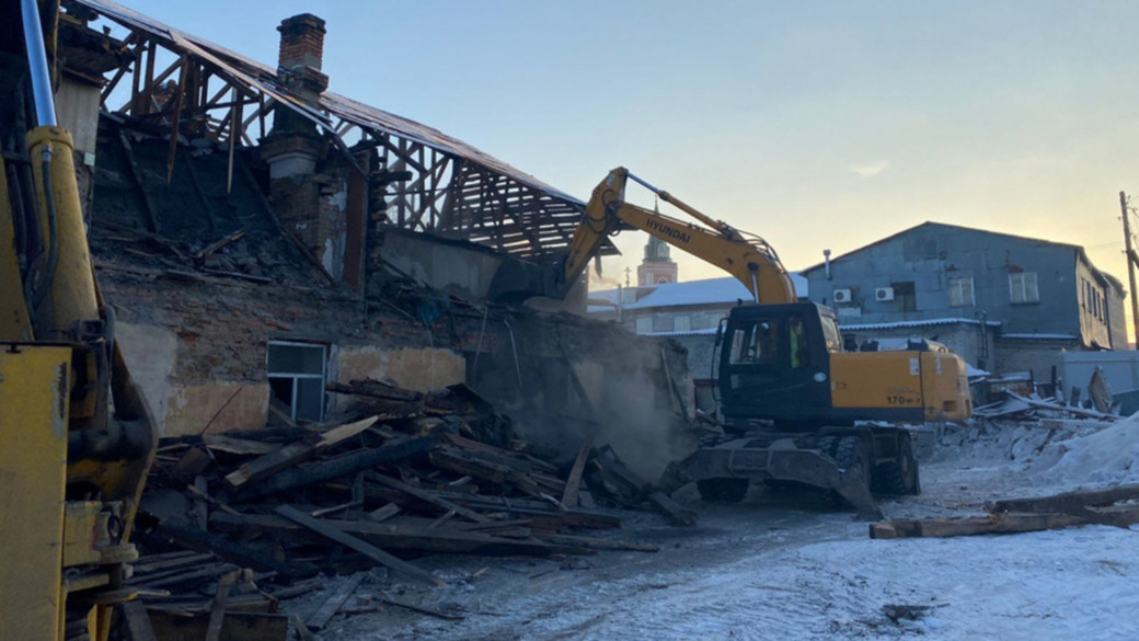 Многоквартирный дом в аварийном состоянии сносят в Барнауле