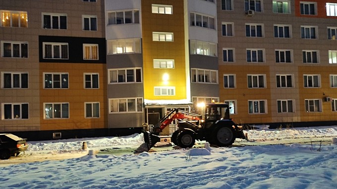 Уборка снега во дворе / Фото: Екатерина Смолихина, amic.ru