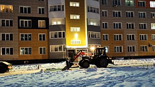Уборка снега во дворе / Фото: Екатерина Смолихина, amic.ru