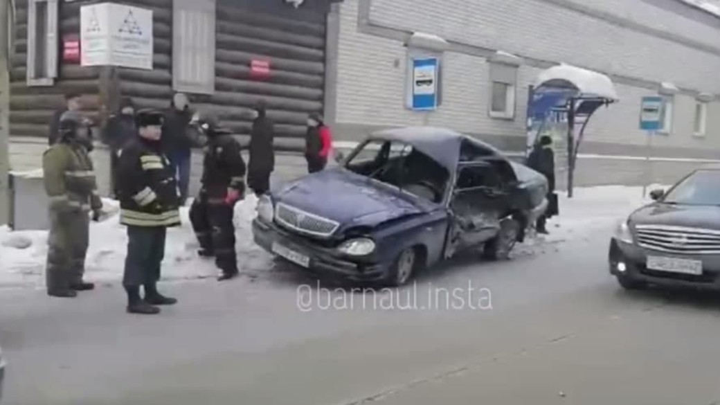 Жесткое столкновение "Волги" с грузовиком произошло в Барнауле