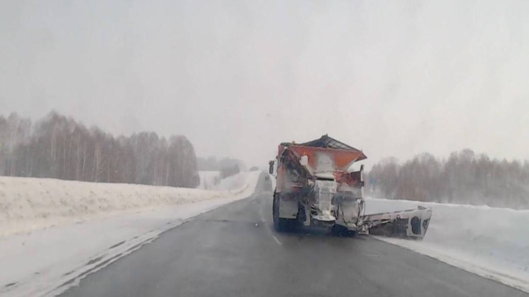 Почти 180 спецмашин чистят трассы от снега в Алтайском крае