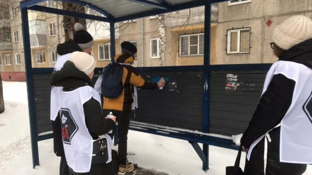 В Барнауле волонтеры закрасили надписи с рекламой наркотиков