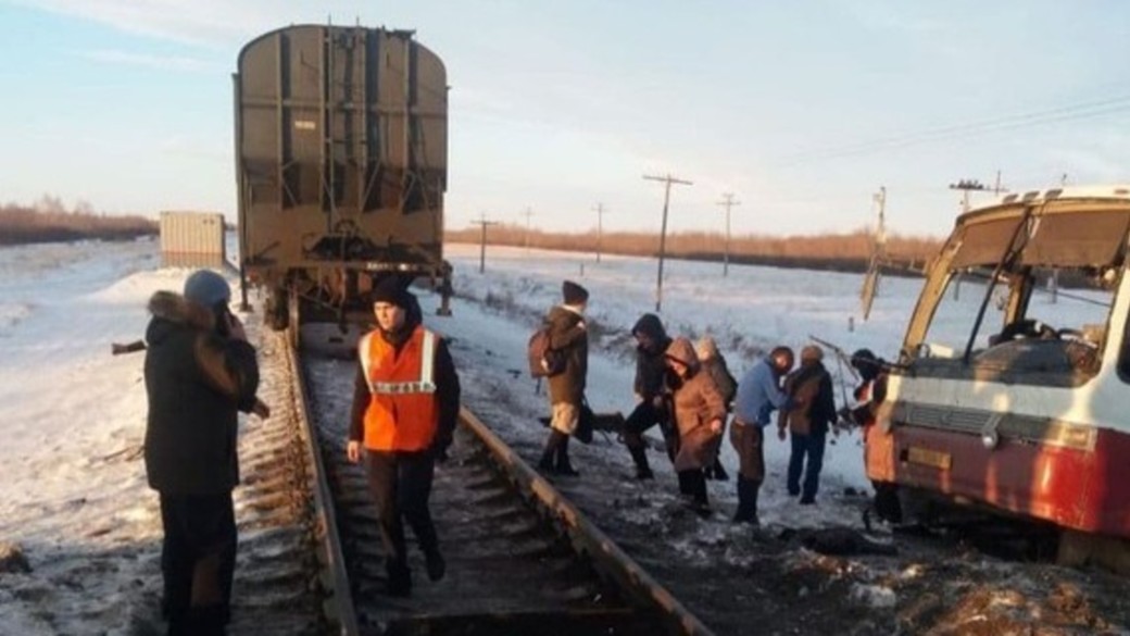 В Алтайском крае грузовой поезд врезался в автобус с пассажирами