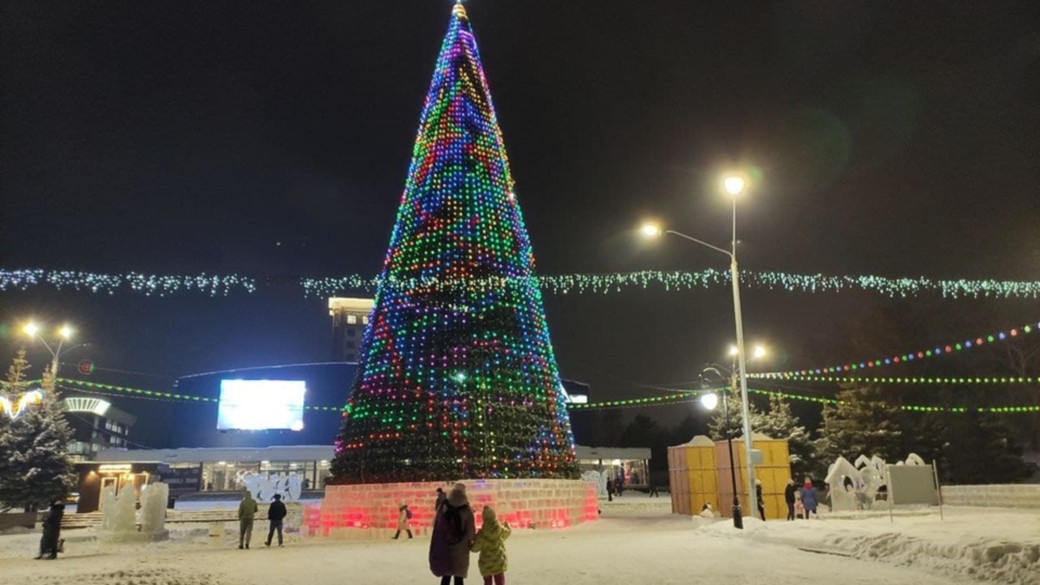 Новогодний городок на площади Сахарова в Барнауле завршен
