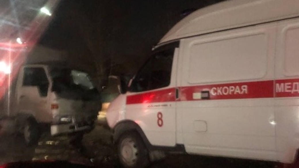 В Барнауле скорая "лоб в лоб" столкнулась с грузовиком