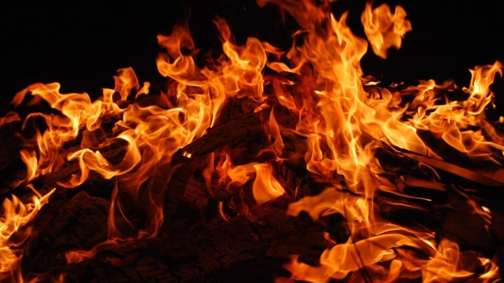 Муж и жена сгорели из-за окурка в Алтайском крае