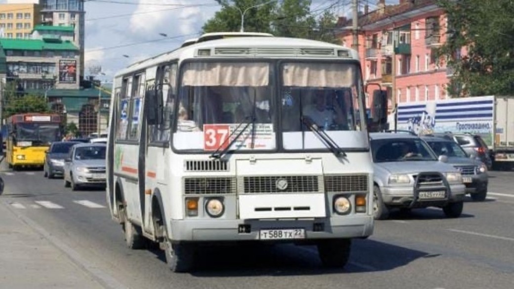 Пенсионерка на ходу выпала из автобуса в Барнауле
