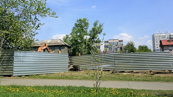 Расчистка площадки на пр. Комсомольском, 48 / Фото: Екатерина Смолихина / amic.ru