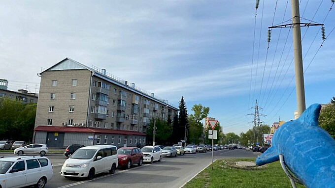 Пробки на пересечении проспекта Комсомольского и улицы Воровского в Барнауле / Фото: Ирина Киселева / amic.ru