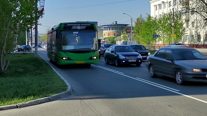 Автобус на выделенной полосе / Фото: amic.ru