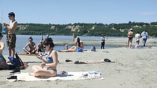 Пляж на острове Помазкин в Барнауле/ Антон Дегтярев