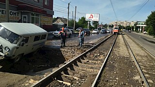 Провал дороги в Бийске / Фото: vk.com/incident_22