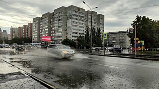 Вода на дороге после дождя в Барнауле / Фото: Екатерина Смолихина