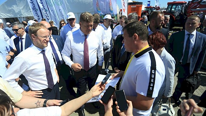 Директор завода "Алтайлесмаш" Евгений Куксин (справа) с Виктором Томенко и Анатолием СерышевымФото: amic.ru / Екатерина Смолихина