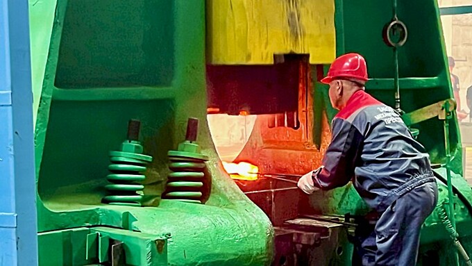 Рабочий и штамповочный молот / Фото: Барнаульский завод мехпрессов