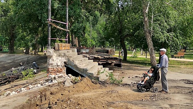 На пруду парка “Изумрудный” сломали мостики / Фото: Екатерина Смолихина