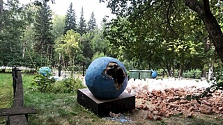 Территорию Крестовоздвиженского храма очищают от бывшего планетария. Фото: amic.ru