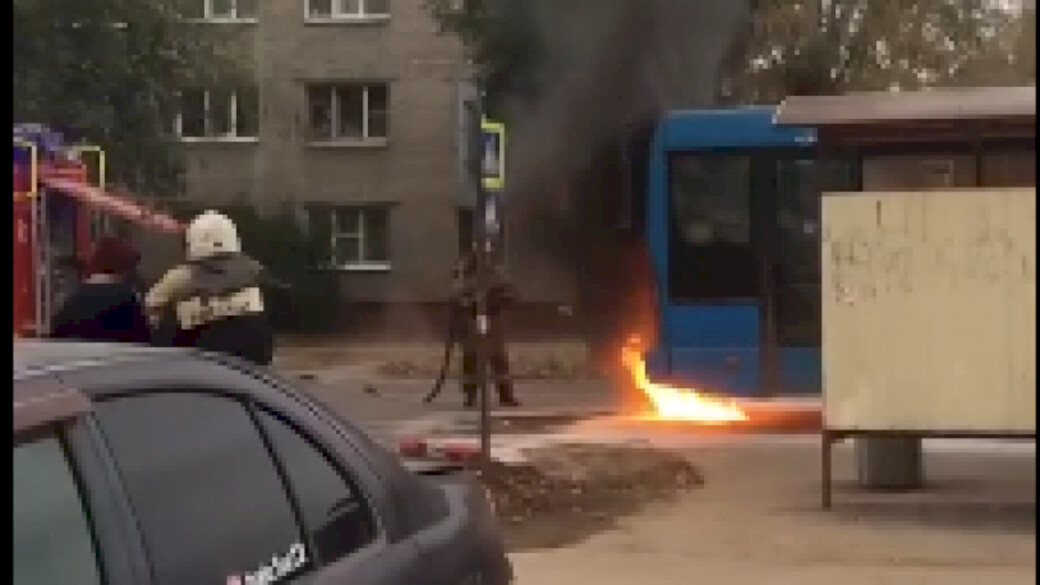 Утонул автобус барнаул. В Барнауле загорелся автобус. Пожар в Удельной вчерашний. Сгорел Вианор в Барнауле. Пожар автобуса в Бийске.