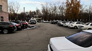 Машины у парка “Изумрудного“ в Барнауле / Фото: сообщество “Чёрное и Белое Барнаул“
