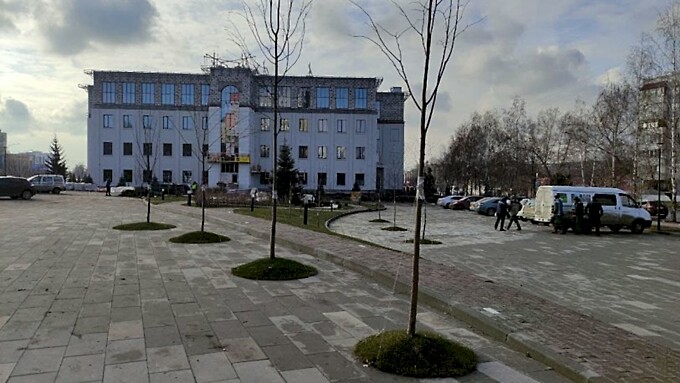 Сквер перед зданием на проспекте Строителей, 45/ Фото: amic.ru