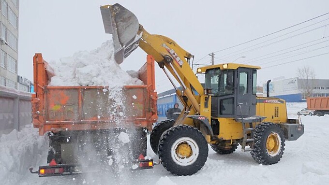 Уборка снега в Барнауле / Фото: amic.ru