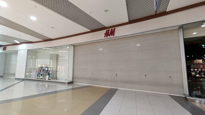 Закрытый магазин H&M в ТЦ "Галактика"/Фото: amic.ru