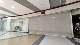 Закрытый магазин H&M в ТЦ 