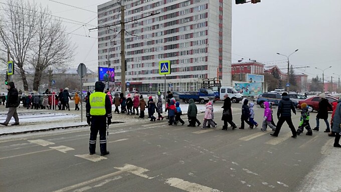 ДПС сопровождает группу детей / Фото: amic.ru