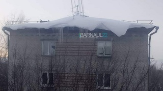 Свисающий сугроб с крыши дома по ул. Антона Петрова, 126 / Фото: idavliachina / Barnaul 22