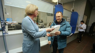 Надежда Рогова и победитель акции / Фото: Екатерина Смолихина / amic.ru