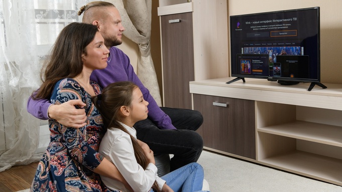 Семья за просмотром ТВ / Фото: "Ростелеком"