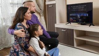 Семья за просмотром ТВ / Фото: "Ростелеком"