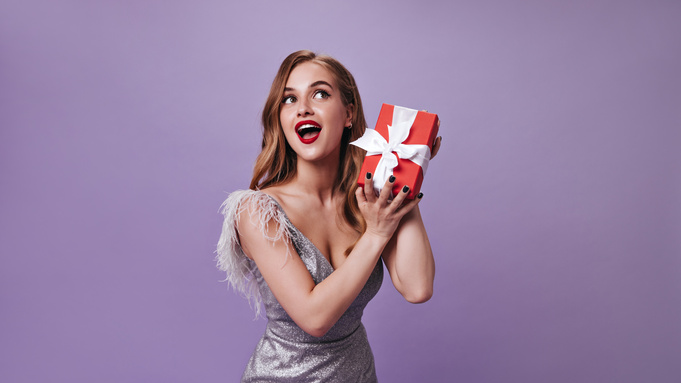 Женщина с подарком / Фото: lookstudio / Freepik