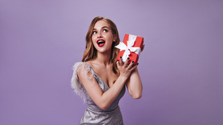 Женщина с подарком / Фото: lookstudio / Freepik