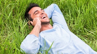 Мужчина говорит по телефону / Фото: Yuricazac-shutterstock